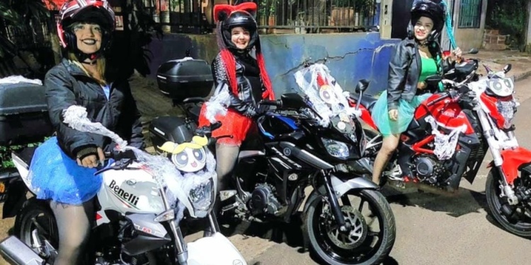 PREPARADAS. Las damas están listas para la “rodada” que promete ser convocante para el 8M en Posadas.