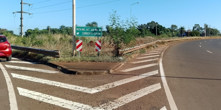PELIGROSO. En plena rotonda de la ruta 105, la maleza impide la visión./ Gentileza E.N.