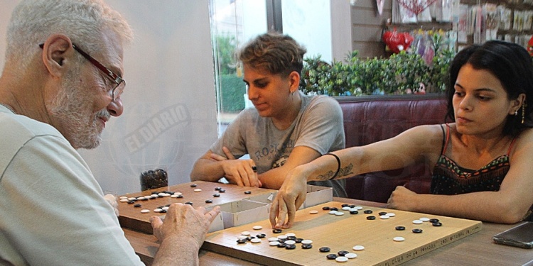 A DOS TABLEROS. Pernía, en plena simultánea. El Club de Go Misiones cuenta con una treintena de jugadores.