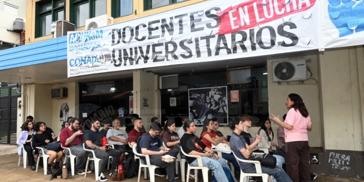 EN LA VEREDA. El inicio de clases cruzó memoria y crisis presupuestaria.