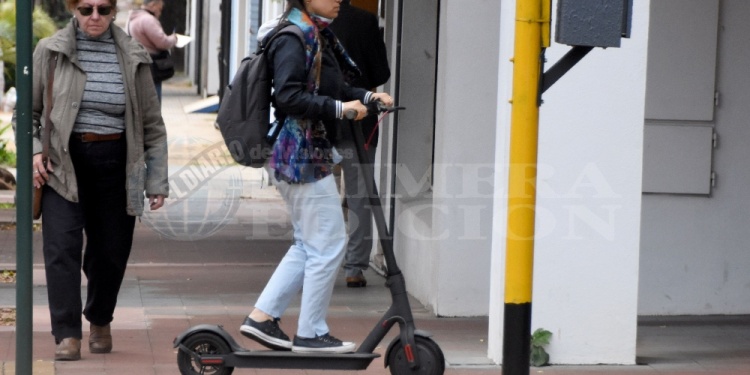 A TIEMPO. Libertad optó por regular el uso de monopatines eléctricos, que cada vez son más utilizados.