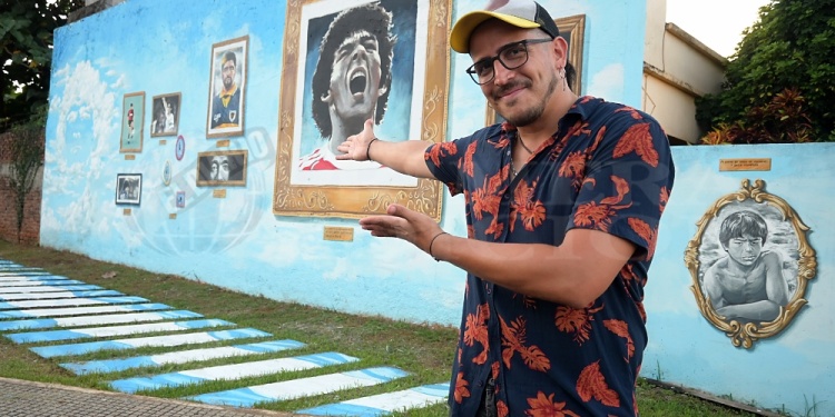 DIEGO ETERNO. El artista misionero Fernando Gross, presentó su mural dedicado al “Pelusa”, que se encuentra ubicado en la intersección de las calles Máximo Paz y Felix Bogado en el Paseo Vicario, de Posadas.