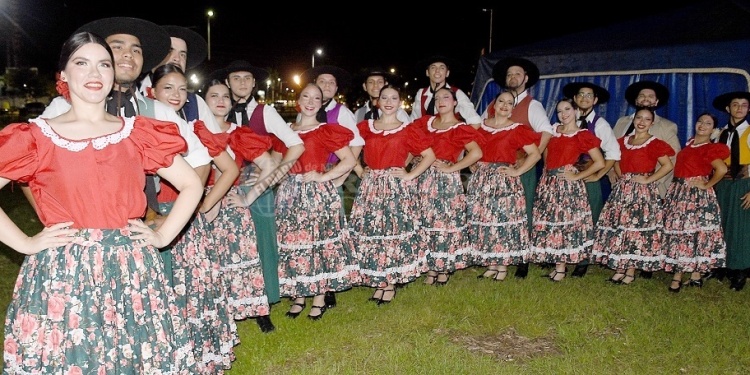 EMOCIÓN Y HOMENAJE. El sábado se llevó a cabo un tributo a la memoria del bailarín Oscar Mandagarán, del que participaron distintas escuelas de danza.