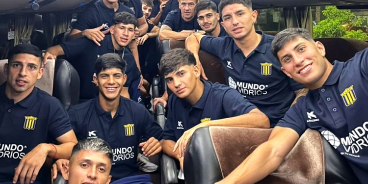 SALIÓ LA FOTO. El plantel auriazul en pleno viaje a San Miguel de Tucumán. (Prensa Mitre)