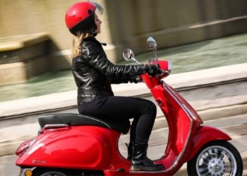 Destacan que cada vez más mujeres eligen manejar motos