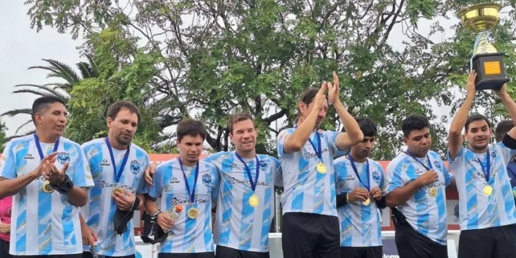 CON LA MEDALLA Y LA COPA TANGO. El misionero, Mario Ríos (cuarto de izquierda a derecha) posa feliz junto a sus compañeros tras quedarse por segundo año consecutivo con esta Copa internacional.
