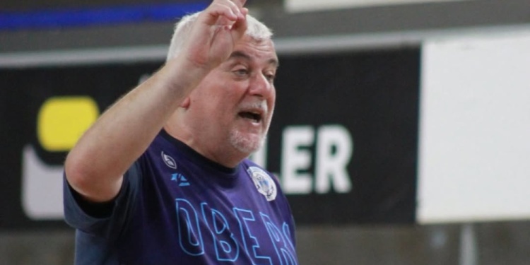 ENTRENADOR. Demti quiere llevar a OTC a una nueva victoria en Santiago.