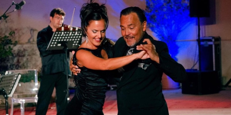 LEGADO ARTÍSTICO. Este fin de semana, en el Parque de las Fiestas de Posadas, se realizará un festival homenaje en memoria del reconocido bailarín misionero Oscar Mandagarán, al conmemorarse el primer aniversario de su partida.