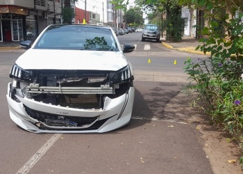 Un motociclista lesionadob tras chocar con un automóvil en pleno centro posadeño