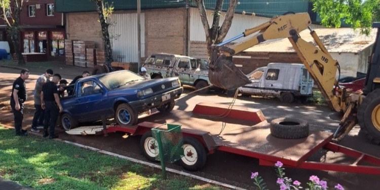 ARRIBA. Con maquinaria del municipio retiraron vehículos que estaban abandonados hace años en la comisaría de Concepción de la Sierra.