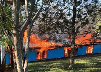 Demoran a menor de 13 años por prender fuego una cincuentenaria escuela en San Antonio
