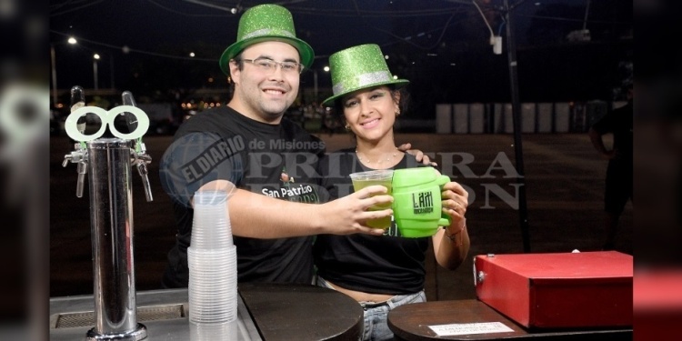 TRADICIÓN Y SABOR LOCAL. Cerca de 15 productores formaron parte de la Fiesta de San Patricio, ofreciendo más de 60 variedades de cerveza artesanal ante un público que disfrutó de un encuentro lleno de música y amistad en el Parque de la Cascada.