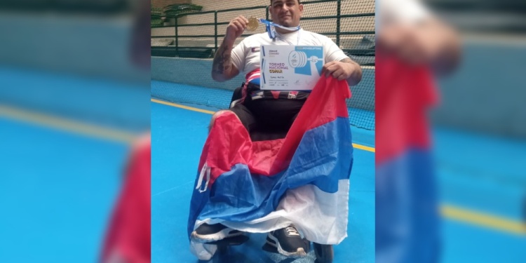 RECONOCIMIENTO. Motta, a su vez, recibió una presea de oro por su trayectoria en el parapowerlifting.