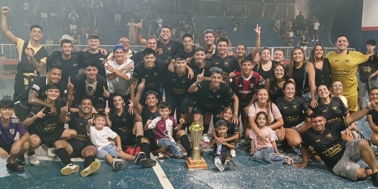 SE FESTEJA. Barbería Toro junto a todo el público que le hizo el aguante.