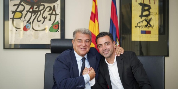 CORTOCIRCUITO AZULGRANA. El presidente Joan Laporta y el exjugador y exDT Culé, Xavi, en otros tiempos.