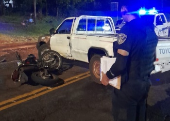 Choque entre una camioneta y una moto dejó un herido en Dos de Mayo