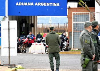 De los 25 paseros involucrados por las coimas con gendarmes y aduaneros, 20 son verduleros