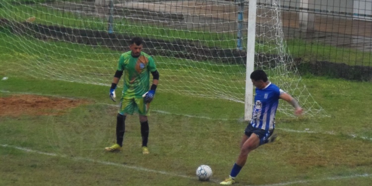 SIN VENTAJAS. Nacional de Puerto Piray igualó 1-1 con Villa Nueva de Iguazú. (Foto gentileza C.Reble).