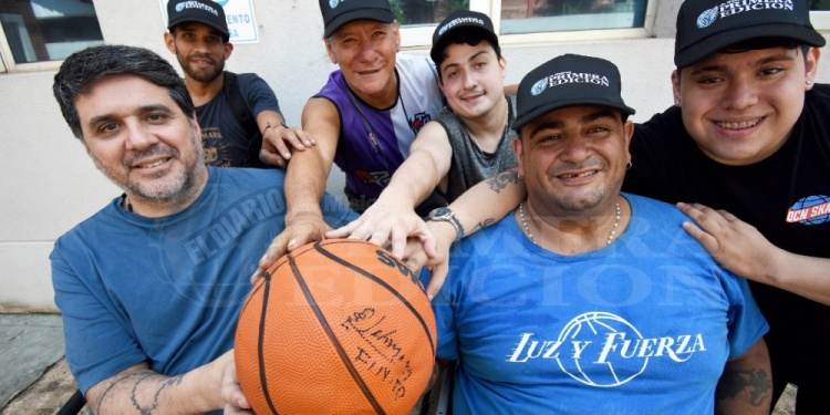 HAY EQUIPO. Parte del plantel visitó PRIMERA EDICIÓN y recibió la beca económica de la Fiesta del Deporte 2025. El objetivo este año es seguir creciendo.