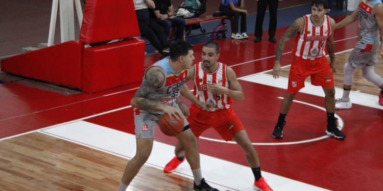 UNO Y UNO. El team posadeño suma una victoria y una derrota en el certamen.