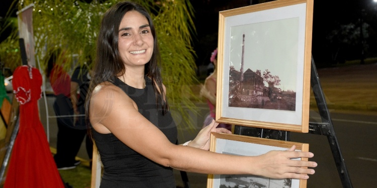 RECORRIDO POR LA HISTORIA. La directora del Museo Lucas Braulio Areco Lisette Forlin invitó a visitar la muestra fotográfica “Memorias de una Ciudad”.
