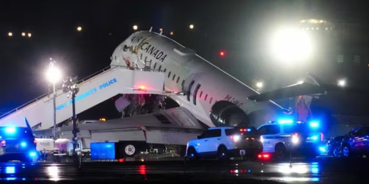 Un avión chocó con un camión de bomberos en el aeropuerto LaGuardia en Nueva York Foto: REUTERS