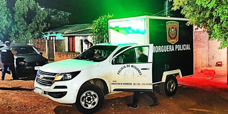 HALLAZGO. Un familiar derribó la puerta de la vivienda de la víctima y lo halló tendido en el piso, cubierto de sangre y con severos golpes en la cabeza, tórax y abdomen.