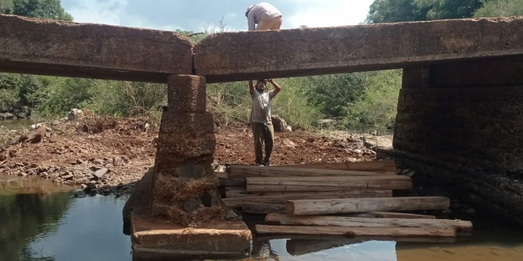 CON VOLUNTAD. De una u otra manera numerosos vecinos colaboran para lograr el objetivo de rehabilitar el paso, como en los primeros tiempos, cuando se unían para llevar adelante algún propósito. / Fotos gentileza Productores Autoconvocados