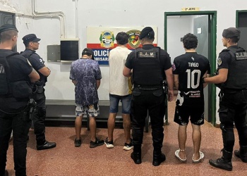 Madrugada caliente en el A3-2: cayeron dos prófugos y una mujer terminó detenida tras escándalo en la comisaría