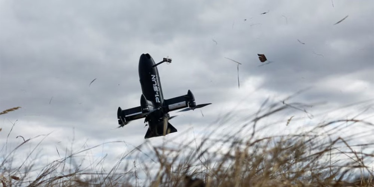 Un dron interceptor FPV P1-Sun despega durante un vuelo de prueba , Ucrania se convierte en objetivod e irán por ofrecer asesoramiento al respecto a Israel, entre otros países