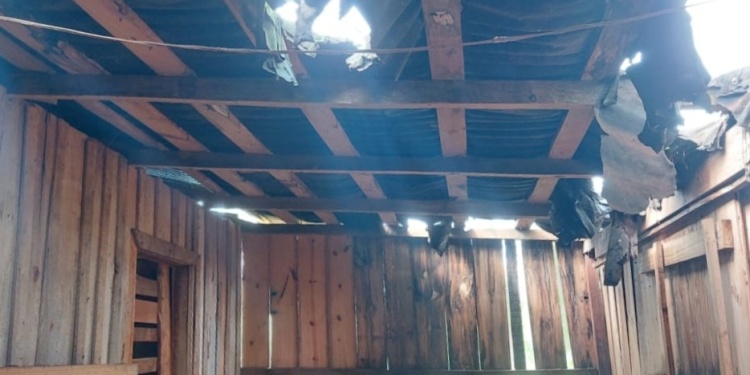 SIN CONDICIONES SEGURAS. El espacio tiene paredes de madera y piso de tierra.