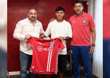 El misionero Facundo Jainikoski renovó con Argentinos Juniors hasta 2030
