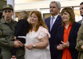 Nahuel Gallo volvió a la Argentina y fue recibido por su esposa e hijo