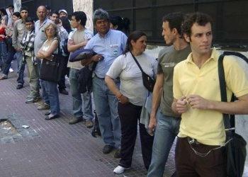 Crece la presión laboral: más personas buscan trabajo mientras se reducen los puestos