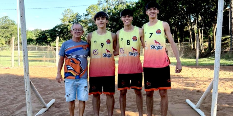 PREPARADOS. Los juveniles convocados junto a su entrenador, Ángel Dalmau.