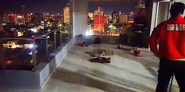 INSTANTES PREVIOS. Los preparativos del rescate de los bomberos de la policía en el piso 11 del edificio de calle Alberdi 874.