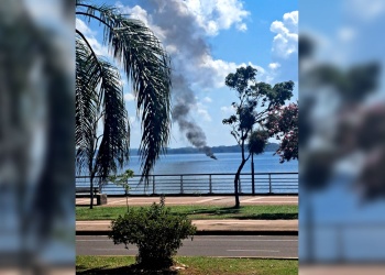 Intriga en la costanera: detectan una columna de humo sobre el agua que se extingue de forma repentina