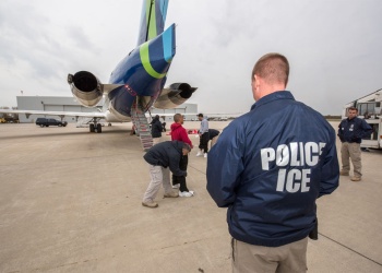 Trump amenaza con desplegar agentes del ICE en los aeropuertos en plena crisis