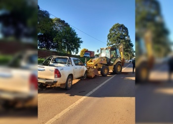 Choque entre una camioneta y una retroexcavadora en San Vicente: un hombre resultó lesionado