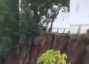 Asistieron a un joven que se encontraba en una zona de riesgo en la cascada de Posadas