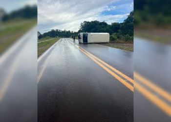 Una combi despistó y volcó sobre la ruta 14 en San Pedro