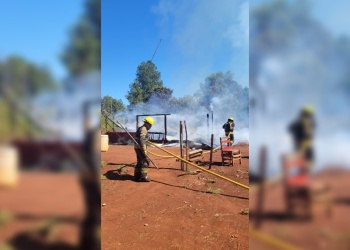 Un niño de 12 años resultó herido tras el incendio total de una vivienda en Colonia Oasis
