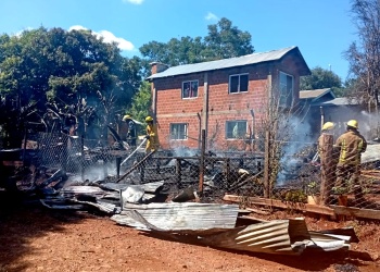 Incendio destruyó una vivienda y una niña de 11 años resultó lesionada