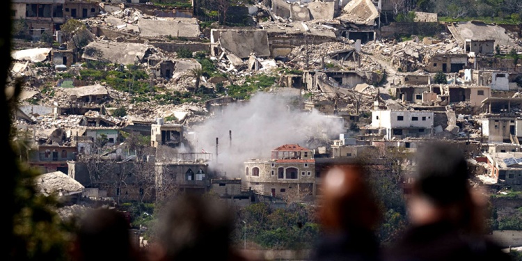 Humo se eleva desde una explosión tras un bombardeo israelí sobre una aldea del sur del Líbano, visto desde el lado israelí de la frontera con el Líbano
