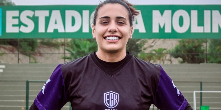 CON LA PILCHA DEL KILLAS. Luz Amigo, con el buzo del equipo peruano.