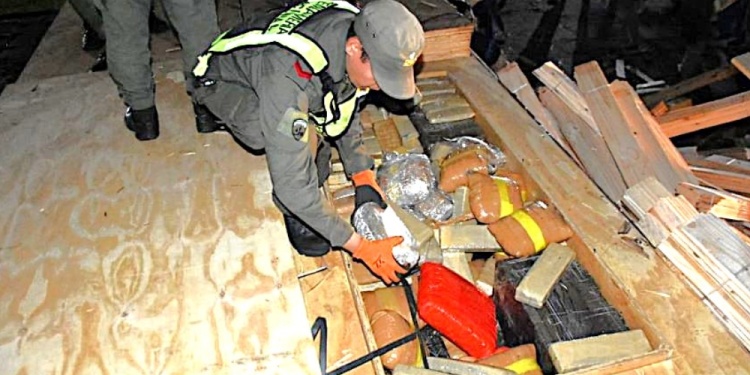 LOS PAQUETES OCULTOS. Fueron detectados primero por el can antinarcóticos “Barak” y luego por el escáner de la fuerza federal.