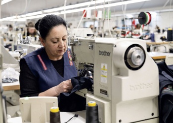 Las mujeres trabajan más, ganan menos y concentran la pobreza en la Argentina