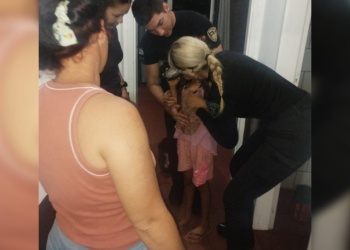 Policías actuaron a tiempo y salvaron a una niña de 8 años que se asfixiaba con un caramelo