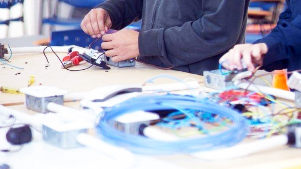 Capacitarse para trabajar: los talleres de oficio se llenan en medio de la crisis