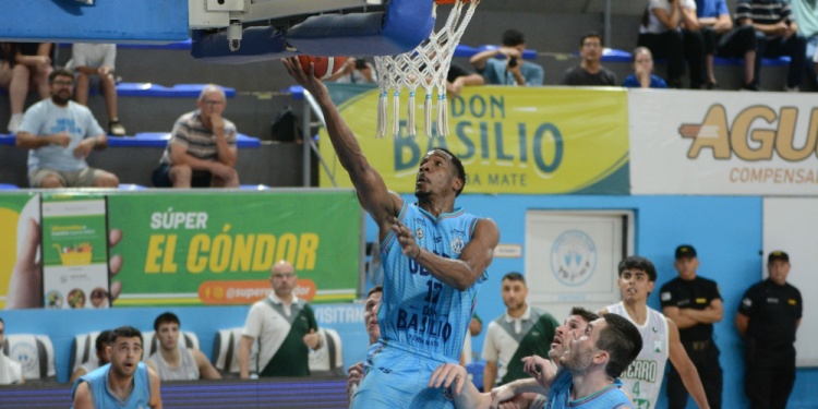 CLAVE. El aporte de Daviyon Draper fue importante en el aro.